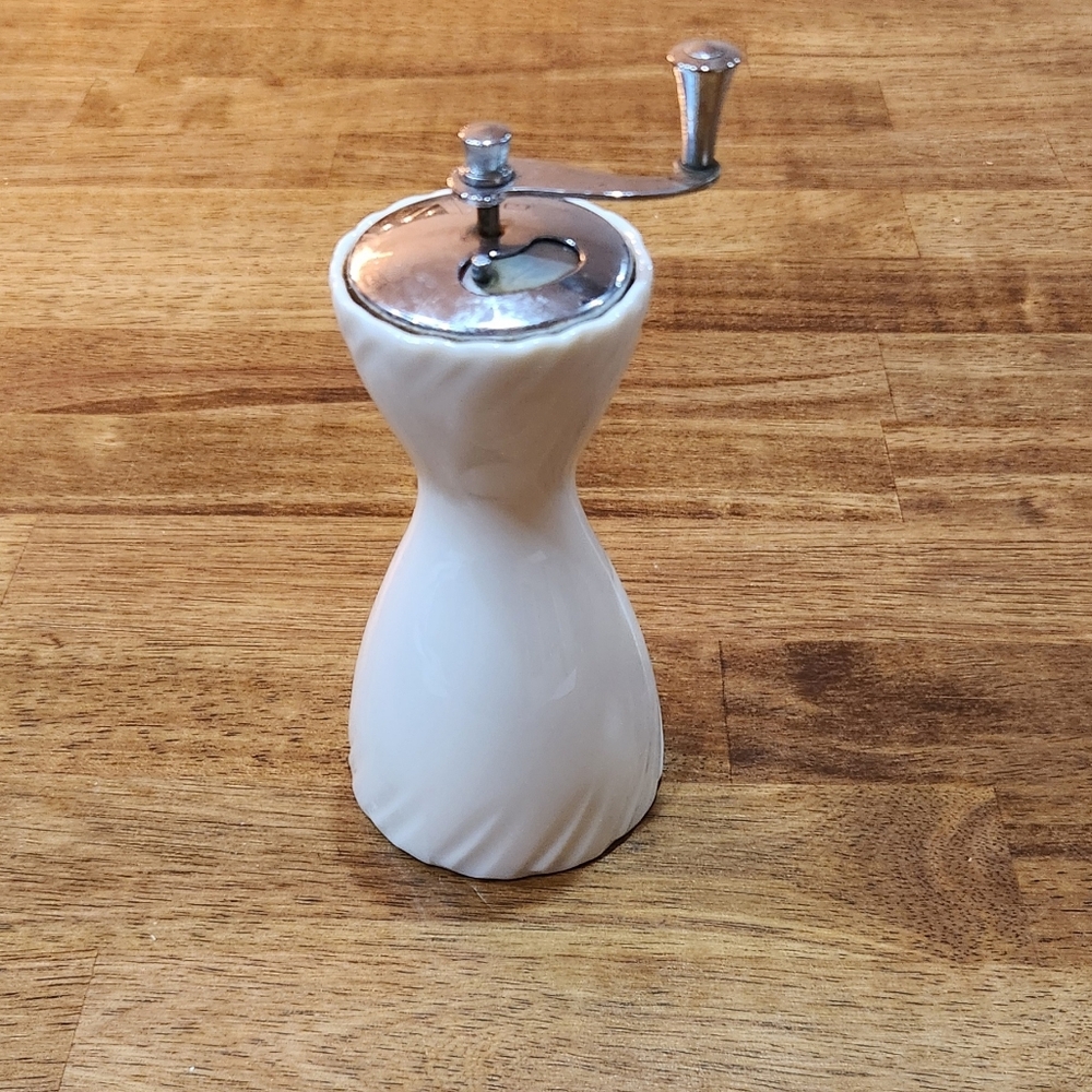 Lenox Weatherly Pepper Mill Grinder